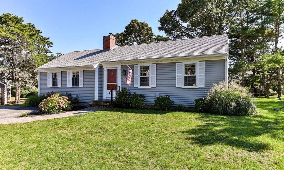 South Chatham House | Walk to the beach! The Salty Breeze sleeps 10; updated house, bikes, beach toys!