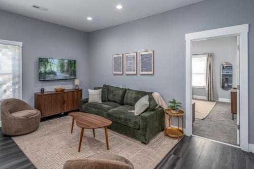 Walnut Hills Apartment | Walnut Hills, 5min to UC, Sleeps 7ppl, Lux Beds, Smart TVs