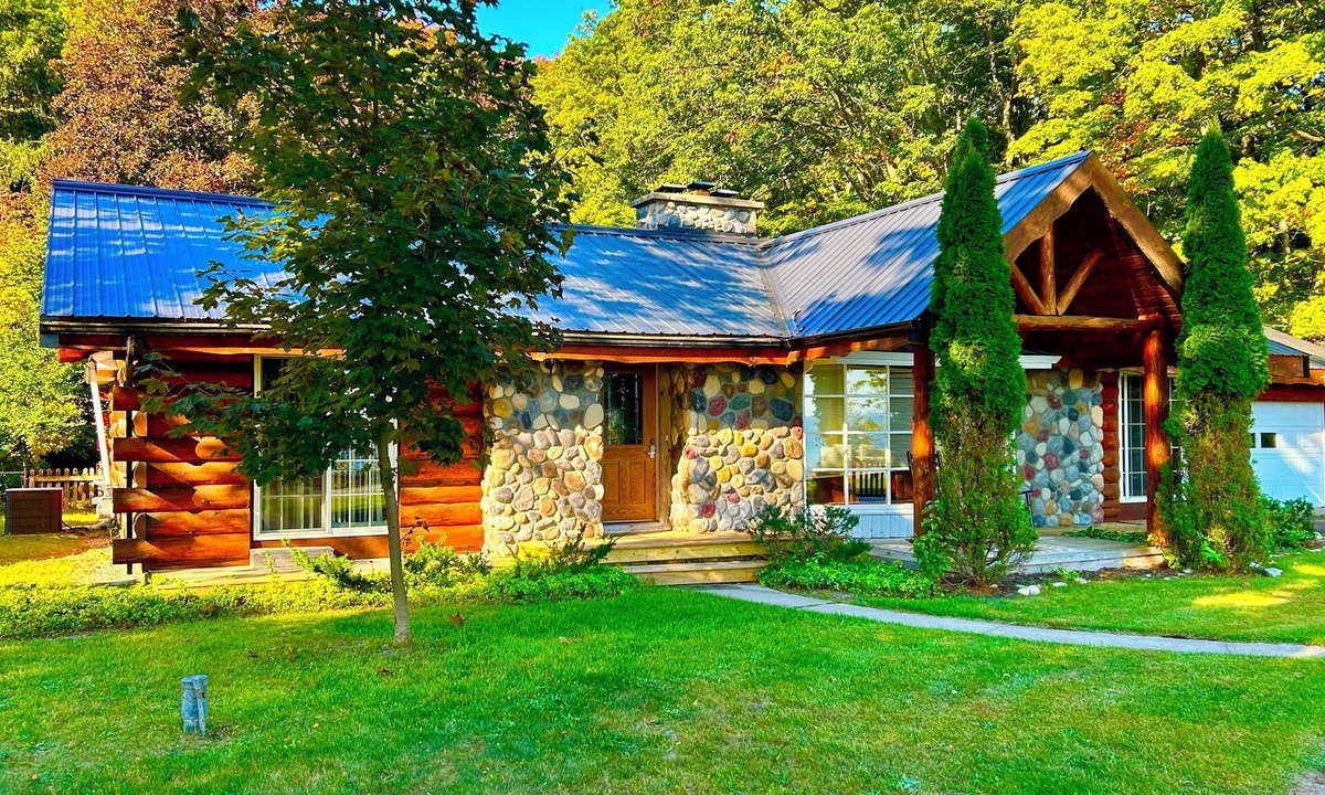 Greilickville House | Waterfront beach house. Hot tub and sauna! 5 min Traverse City. Private-beach.