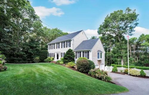 East Dennis House | Waterfront Home Golf Sim, Hot Tub & Sauna