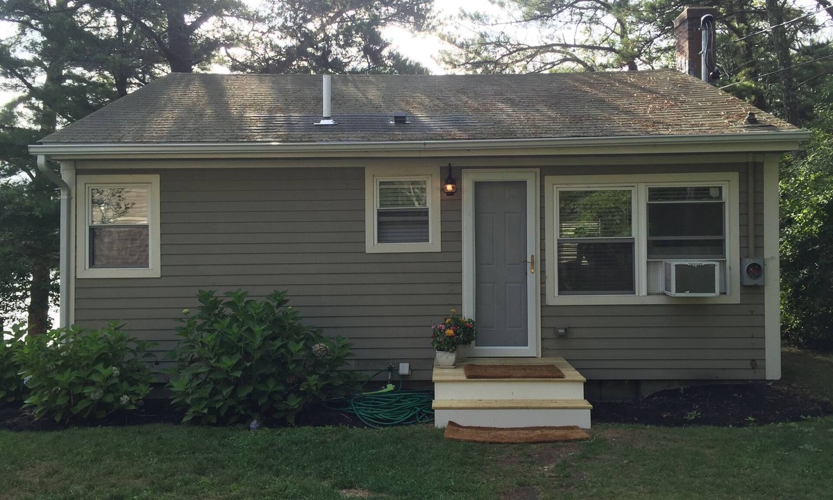 Ponds of Plymouth Cottage | Waterfront Home In The Gateway To Cape Cod. 8 minutes to Bourne Bridge.