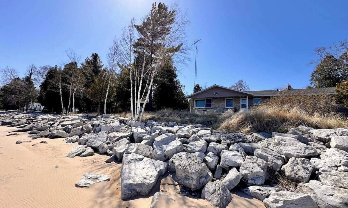 Sturgeon Bay House | Waterfront property + Beach + Internet