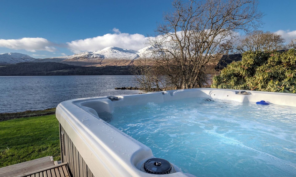 Ardeonaig House | Waterfronted Lodge in the Highlands of Scotland with Hot Tub & Games Room