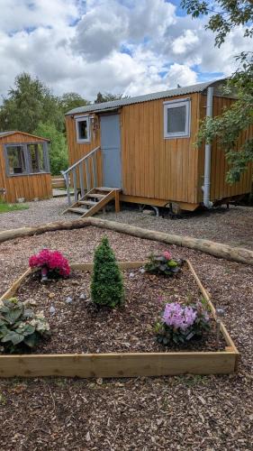 Murthly Apartment | Waterloo Farm Shepherds Hut Glamping with Sun Lounge