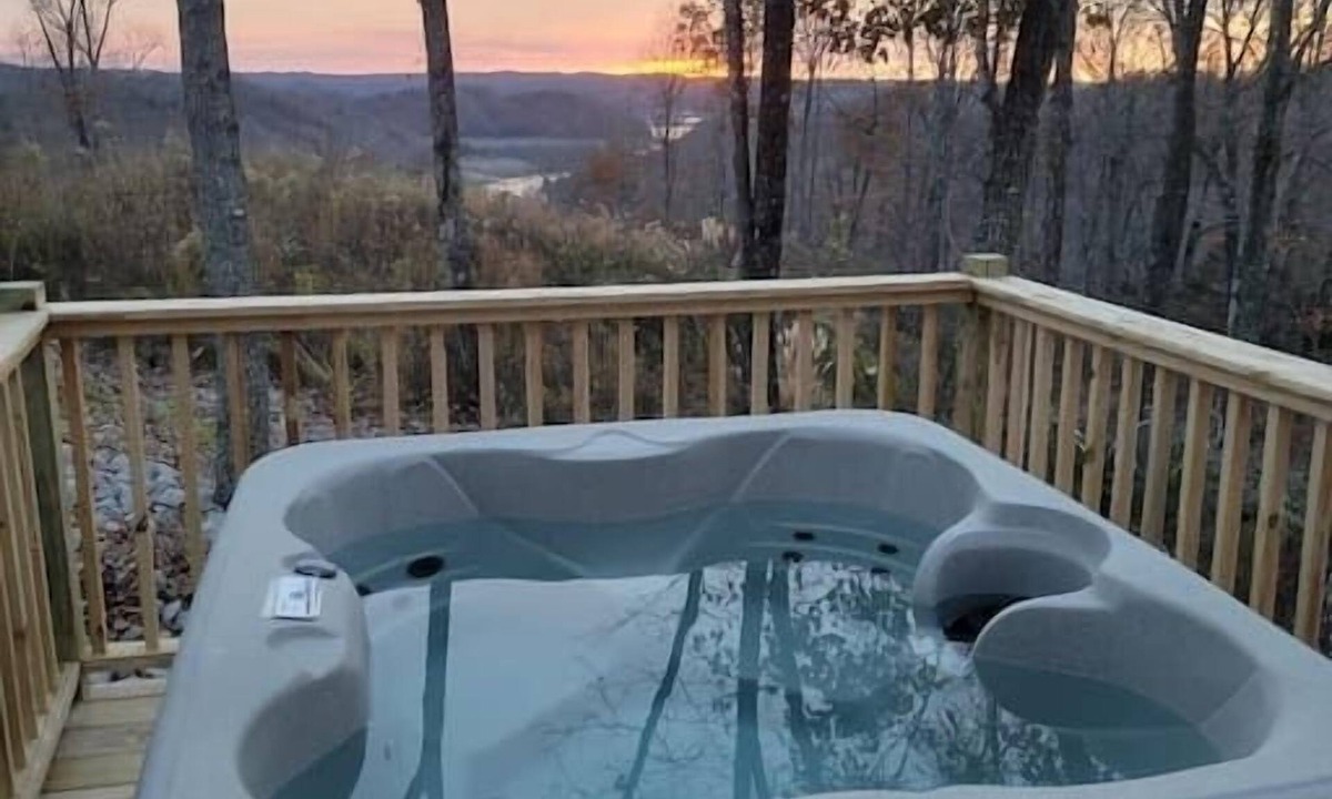 Monticello Ski Chalet | Waters Edge Retreat with new hot tub