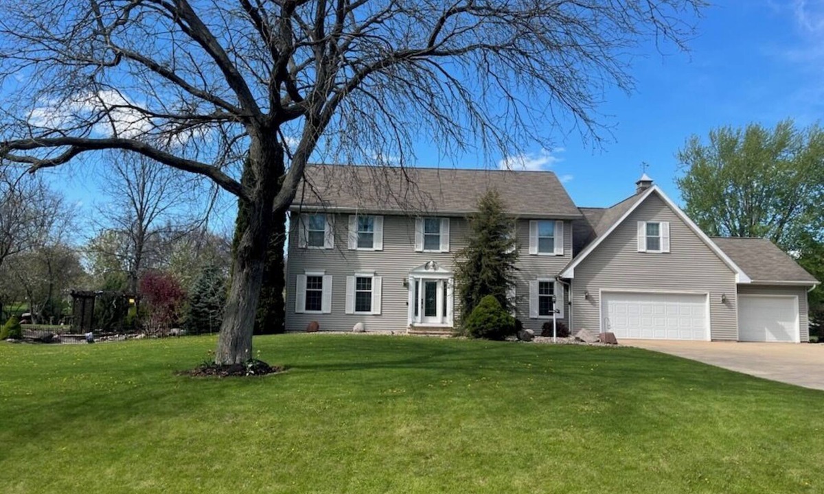 Pickett House | Welcome EAA Enthusiasts! New Listing Large 4BR Oshkosh Property, 5 miles to EAA!