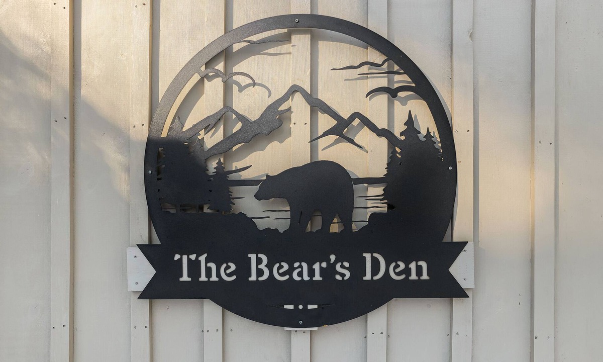 Bridgton House | Welcome to The Bear's Den! Dog friendly and 5 minutes to Pleasant Mountain!