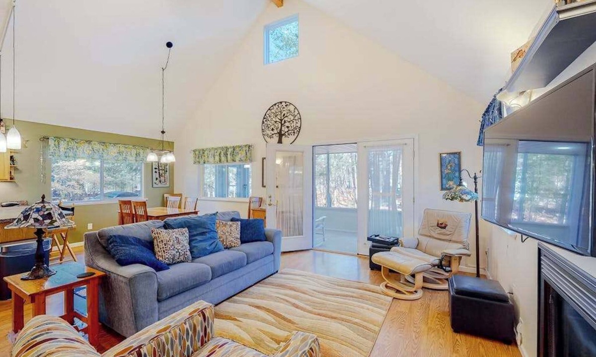 Glen Arbor House | Welcoming home in Downtown Glen Arbor with firepit, fireplace, washer/dryer