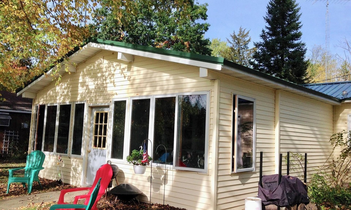 Markesan Cottage | West Cottage on the Pond