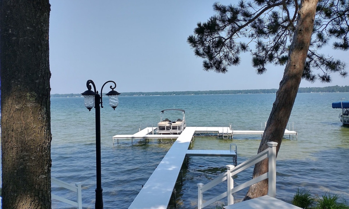 Lewiston House | West Twin Lake Waterfront Home - Amazing Sunsets! Bennington Pontoon for Rent.