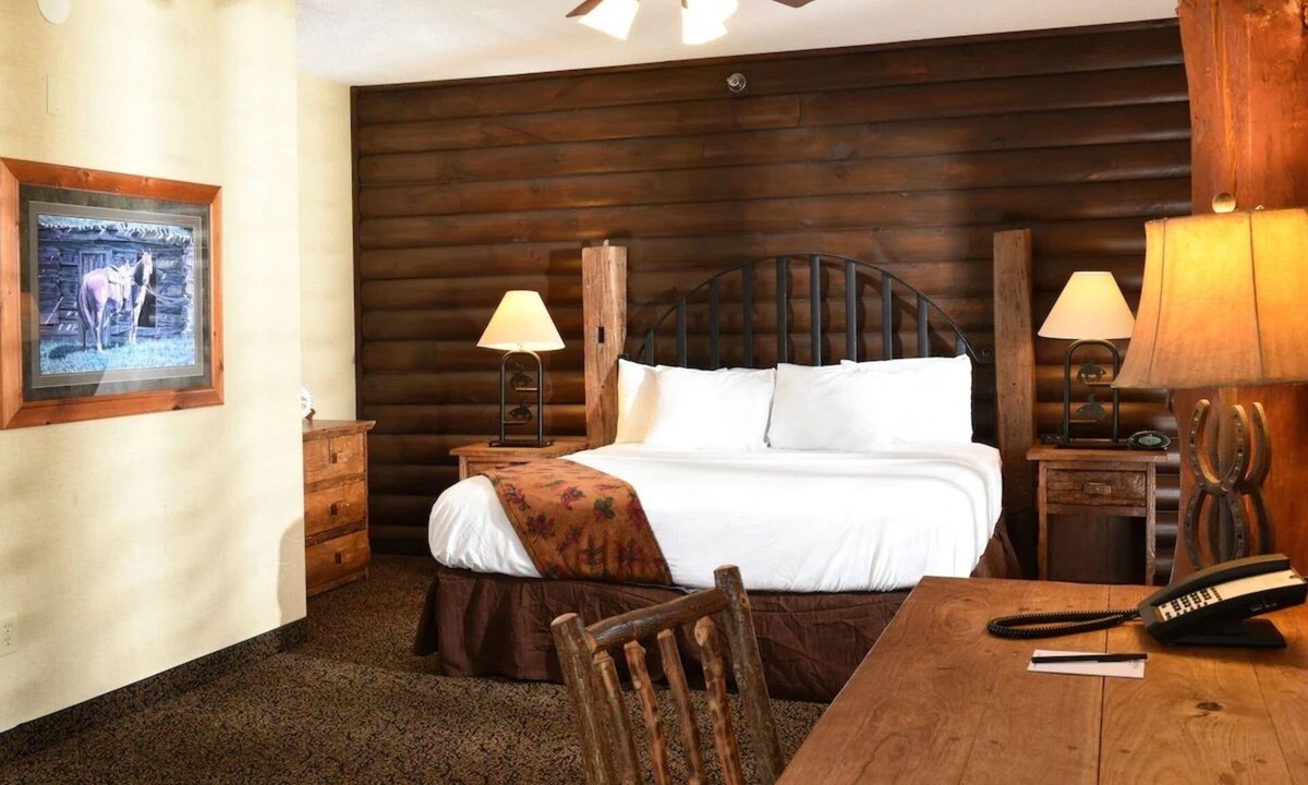 Onalaska Hotel | Whirlpool Suite | Heated Pool, Hot Tub | 5mi to Omni Center