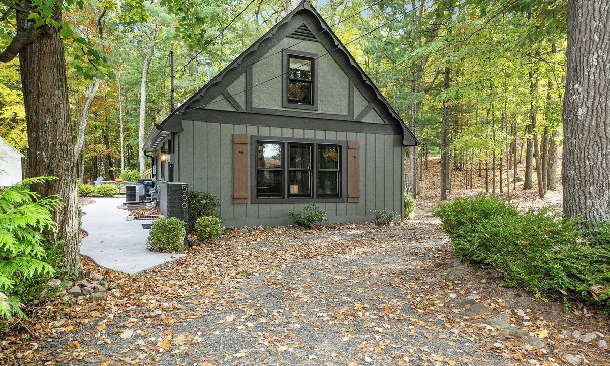 Pentwater Cottage | Whispering Oaks - storybook 2 bedroom, 1 bath cottage in Pentwater