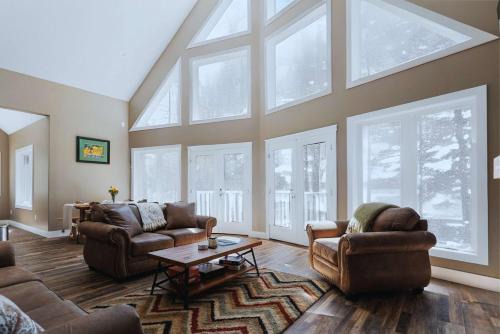 Traverse City House | Whispering Pines Cottage on Bass Lake