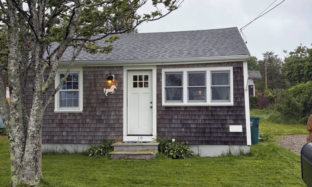 Plymouth House | Whitehorse beach access walking distance.