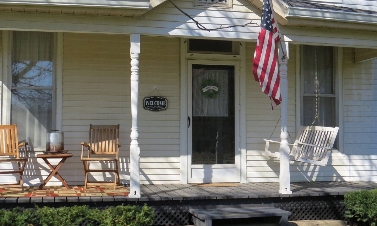 Clinton House | Wi-Fi avail at this Beautiful 1896 Farmhouse, rural setting. Tranquil location.