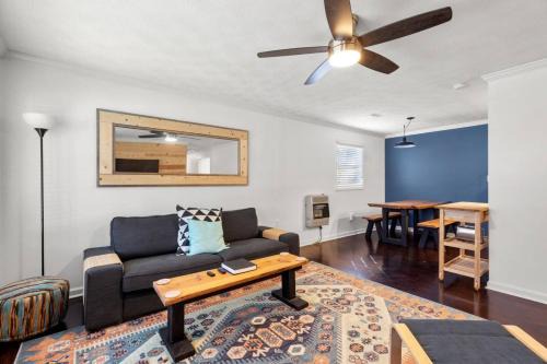 Beattyville House | WiFi - Cozy Stay - Grey Duck
