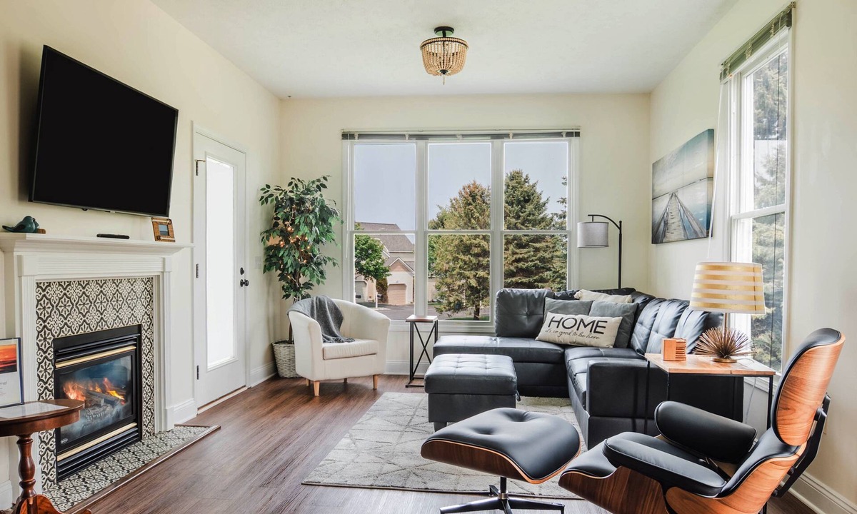 Manistee Condo | Wind Off The Lake - Updated Modern Townhouse