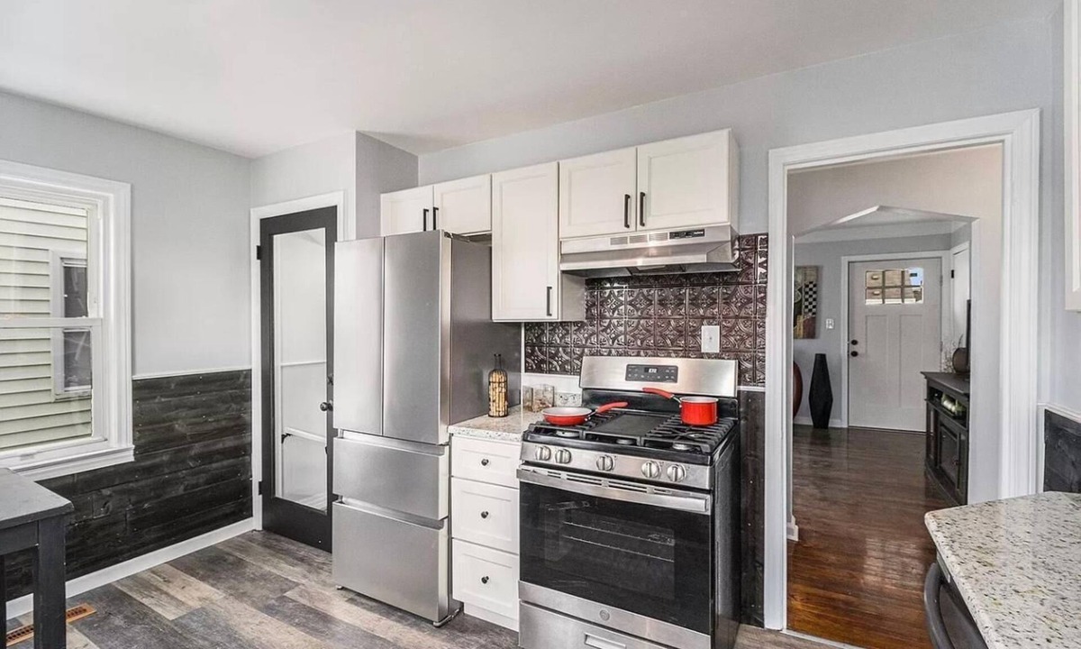 Eastpointe House | Wonderful 3-bedroom house with AC in welcoming Eastpointe