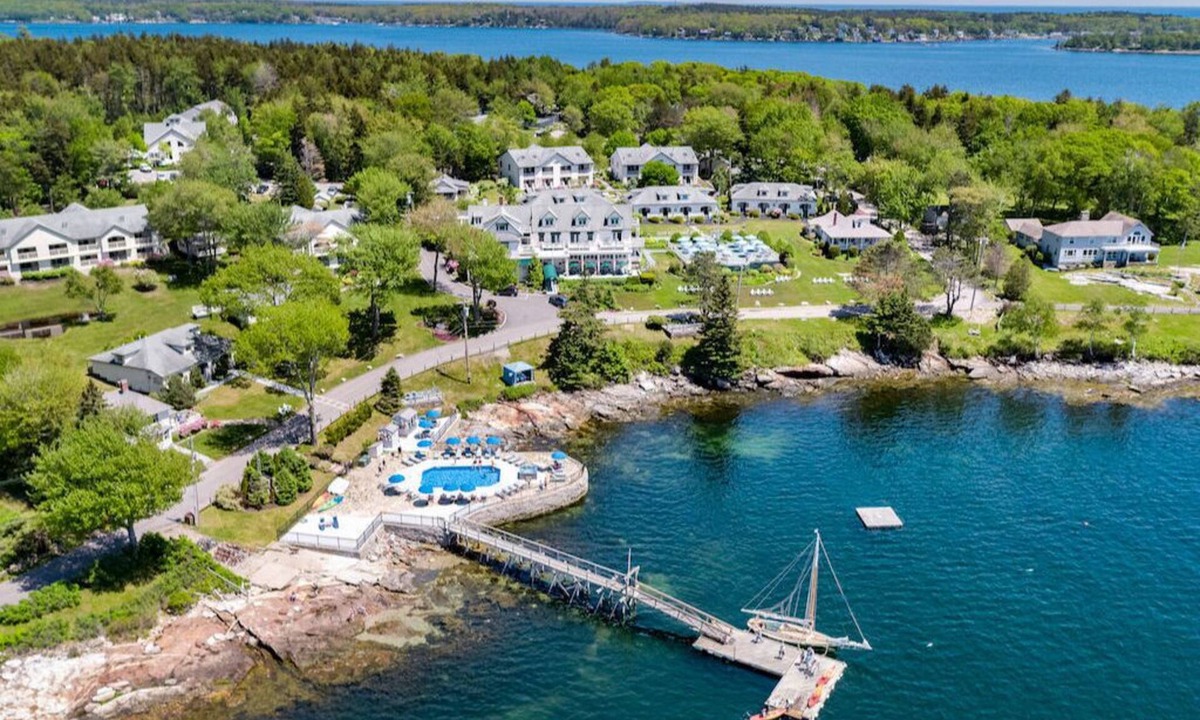 Boothbay Harbor Cabin | Woodland ADA Lodge | Porch + Spa Access