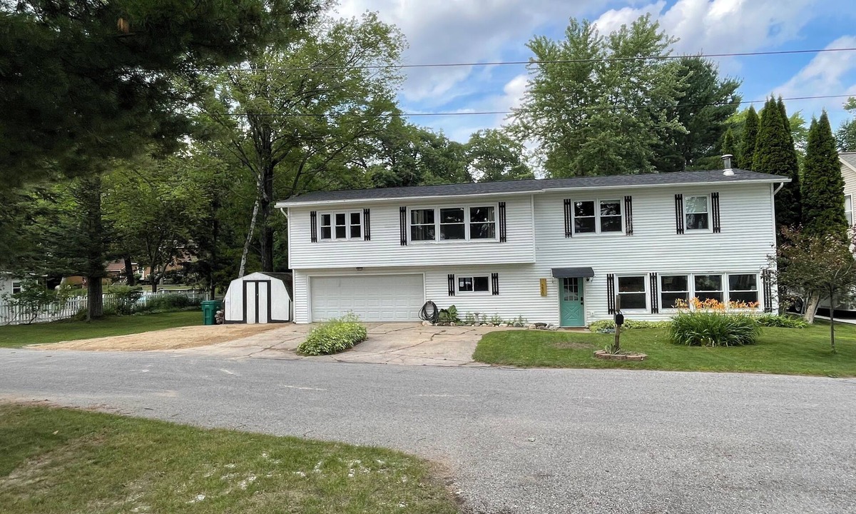 Cadillac Cottage | Year Round Rambler - Canal/Lake Access