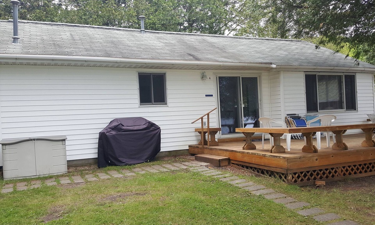 Maple City Cottage | "Yellow Cottage" on the Sunset Side (East side) of Beautiful Big Glen Lake
