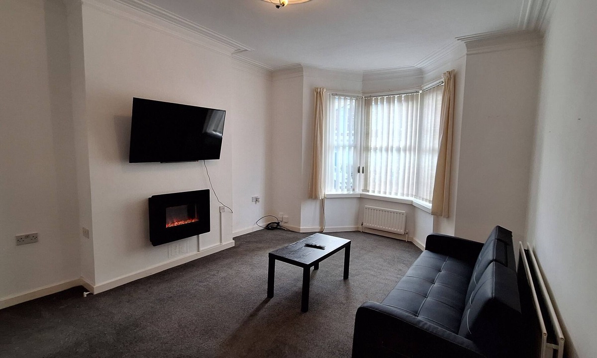 Gateshead House | Your Home Away From Home: A Spacious Gateshead Retreat for a Grand Getaway.