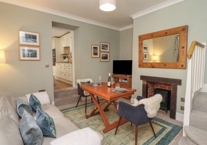 FIVE BELLS COTTAGE, romantic, country holiday cottage in Alnmouth