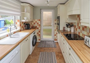 FIVE BELLS COTTAGE, romantic, country holiday cottage in Alnmouth