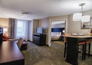 Free Breakfast Buffet. Downtown Marquette. King Suite. Near Northern Michigan University!