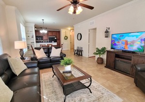 Ground floor condo, no carpet, community pools, fitness room, 9 miles to Disney World