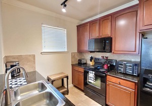 Ground floor condo, no carpet, community pools, fitness room, 9 miles to Disney World