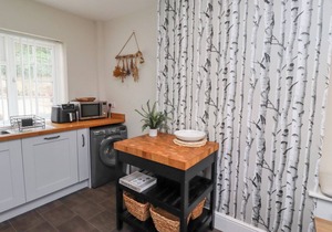 ROSEDALE LODGE, pet friendly, country holiday cottage in Alnmouth