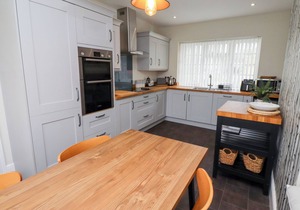 ROSEDALE LODGE, pet friendly, country holiday cottage in Alnmouth
