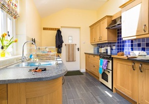 SOUTH STONETHWAITE COTTAGE, romantic, with open fire in Windermere