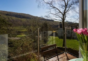 SOUTH STONETHWAITE COTTAGE, romantic, with open fire in Windermere