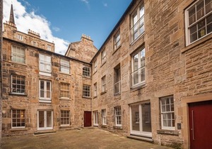 The Edmonstone's Close Residence