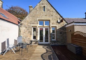 THE OLD CONCERT ROOM, pet friendly, with a garden in Alnmouth