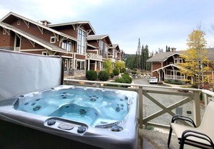 Upper floor 2 bedroom condo, very close to ski-in/out trails