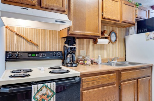Delphi Apartment | 0.9 MI to Erie Canal Park: Main St Delphi Studio