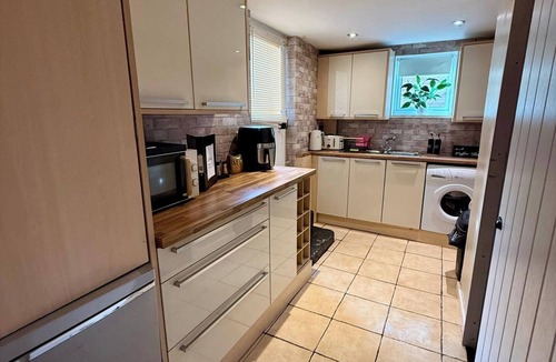 South Shields Apartment | 1 Bed Flat - Sleeps 5 - Pet friendly - Parking