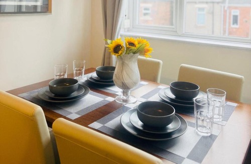 South Shields Apartment | 1 Bed Flat - Sleeps 3 - Parking - Pet friendly