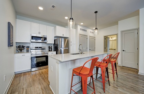 Zionsville Apartment | 1 BED - KING BED - POOL - ZIONSVILLE SCHOOLS