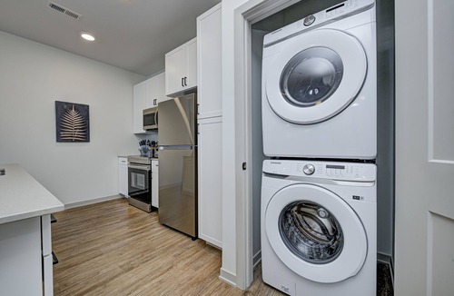 Zionsville Apartment | 1 BED - KING BED - POOL - ZIONSVILLE SCHOOLS