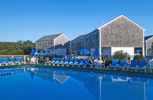 West Yarmouth Apartment | 1 Bedroom 1.5 Bath Townhouse, Green Harbor Resort, Canoe Rentals, Sun Umbrellas