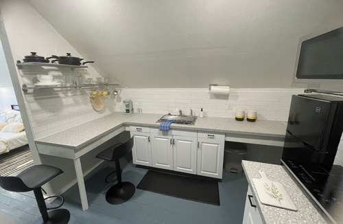 Cleveland Apartment | 1-bedroom apartment less than 20-mins drive to downtown, & the Cleveland Clinic