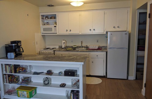 River Rouge Apartment | 1-bedroom apartment close to Detroit & Expressways. Washer/Dryer.