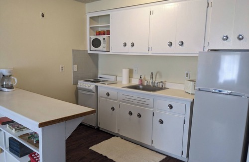 River Rouge Apartment | 1-bedroom apartment close to Detroit & Expressways. Washer/Dryer.