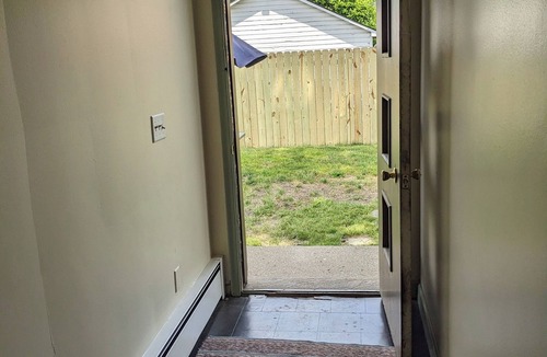River Rouge Apartment | 1-bedroom apartment close to Detroit & Expressways. Washer/Dryer.