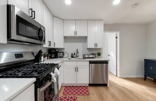 Lombard Apartment | 1 Free Parking, Workdesk with Monitor, Sleeps 4!