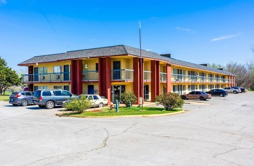 Chickasha Apartment | 1 King Bed & 2 Full Bed
